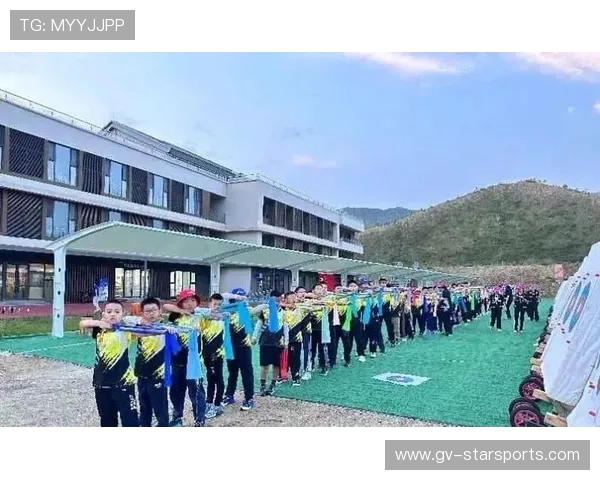 射箭学院开展青少年训练营的器材保养与使用培训，射箭训练班